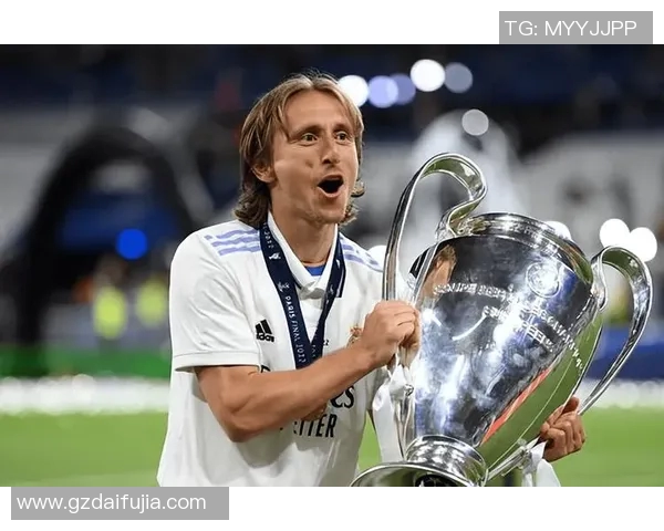 莫德里奇赛场爆发小插曲，裁判如何处理？